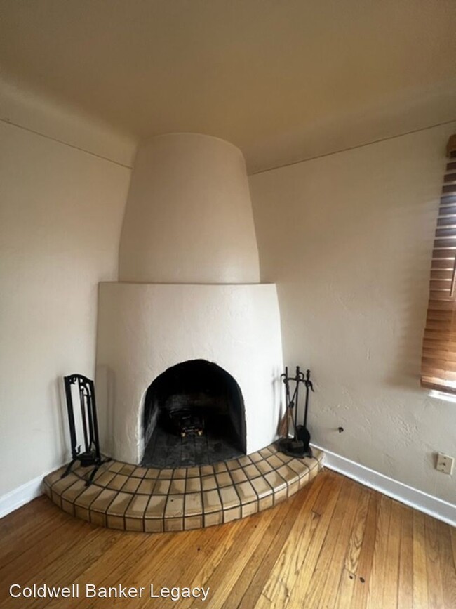 Building Photo - 3 br, 1 bath House - 222 Girard Blvd NE
