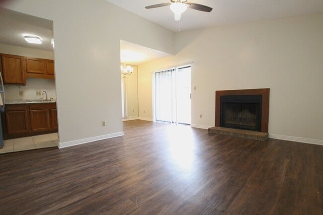 Building Photo - Updated 2-Bedroom Apartment in North Pensacola Near UWF & I-10 | High Ceilings, Fireplace, Utilit...