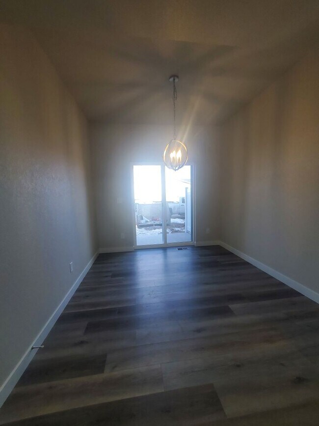 Building Photo - Updated and Very Spacious 3 Bedroom Townho...