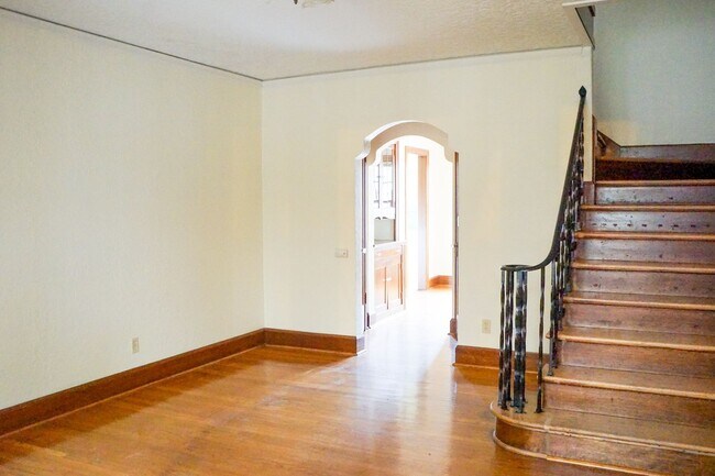Building Photo - Amazing Vintage Tile, Arched Doorways, Built-ins & Courtyard in This Art-Deco Townhouse!