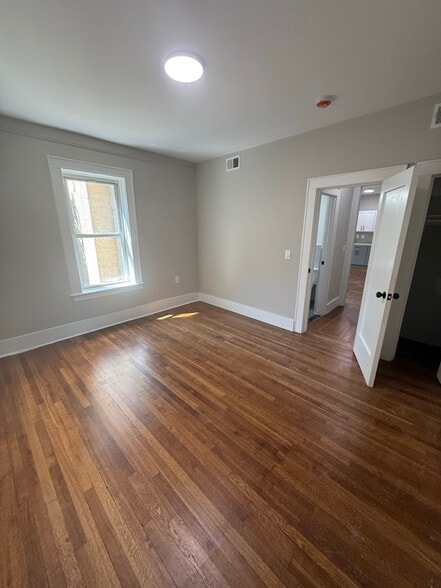 Primary Photo - 515 W 7th St