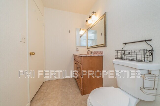 Building Photo - 8331 Vineyard Ave