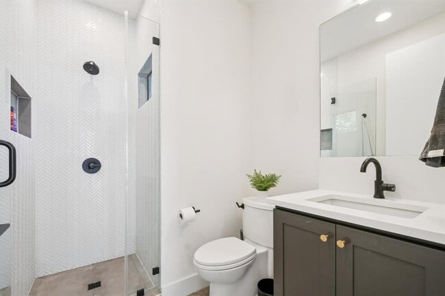 Building Photo - 2916 E 13th St