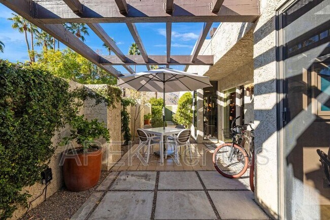 Building Photo - 1317 E Amado Rd