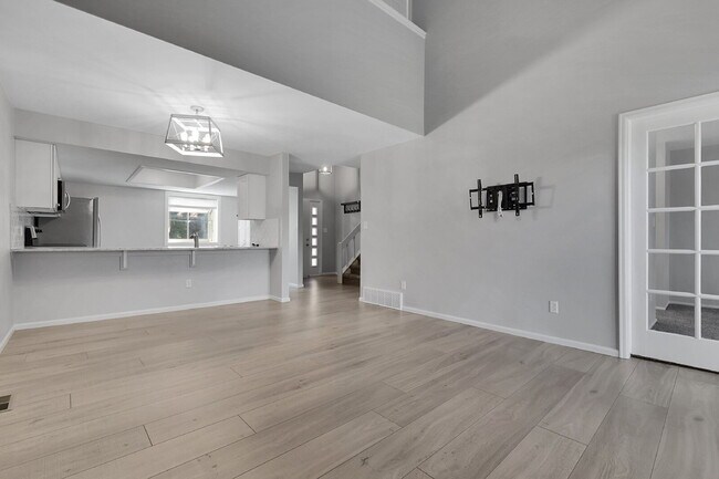 Building Photo - $2,400 - 3 Bed, 2.5 Bath Townhome with Fin...