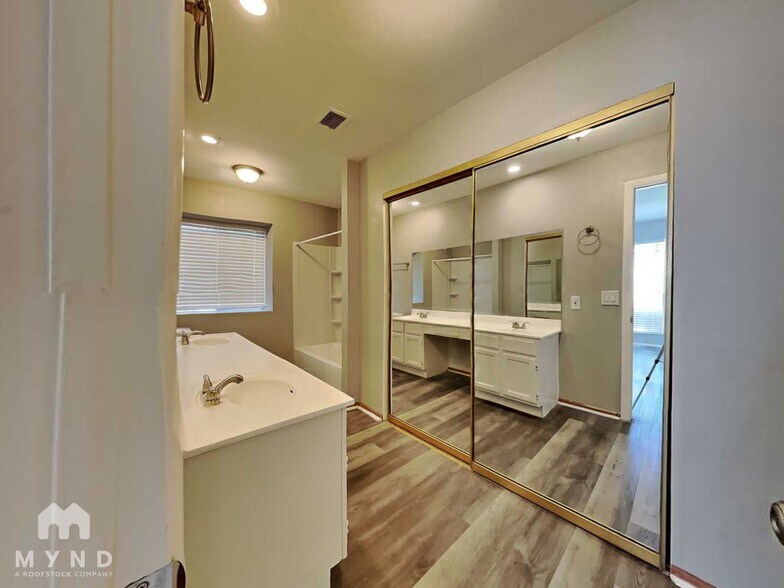 Building Photo - 7210 W Krall St