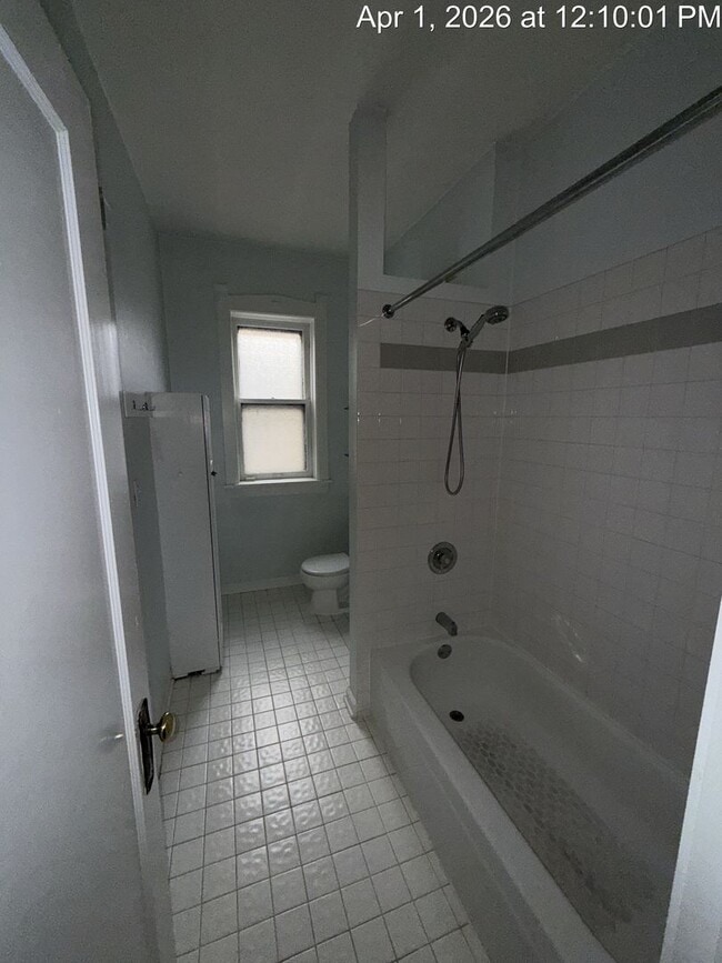 Building Photo - Stunning Top Floor 2 Bed, 2 Bath Condo Just Steps to the Lake