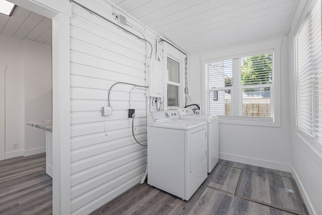 Building Photo - 5 Bed 2 Bath MODERN HERITAGE HOME