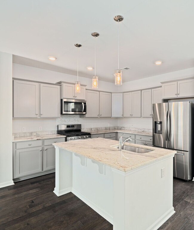 Building Photo - Cozy Living in The Ponds