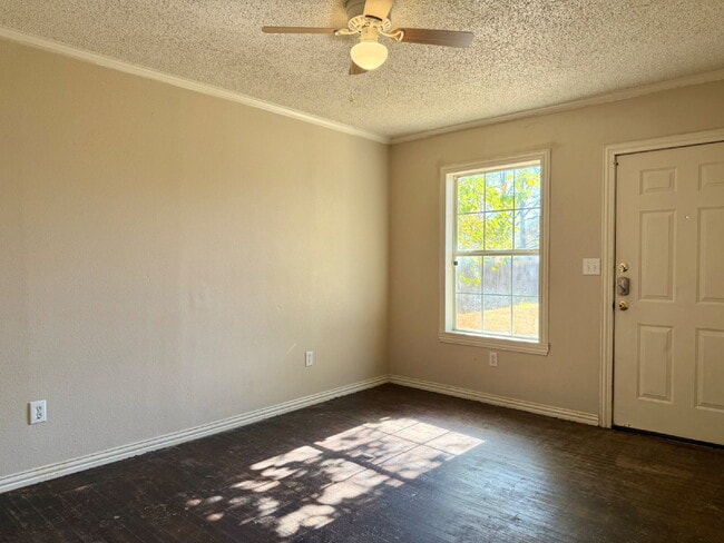 Building Photo - Sun-Filled 2 Bedroom close to Parks and Local Spots!