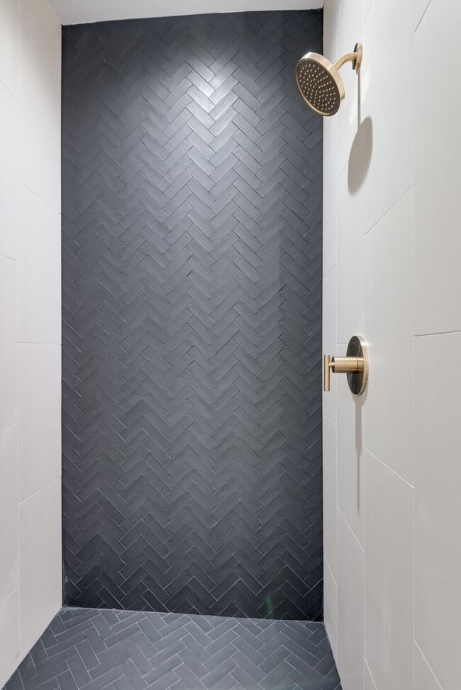 Building Photo - Welcome to Your Stylish Haven in Vibrant East Nashville!