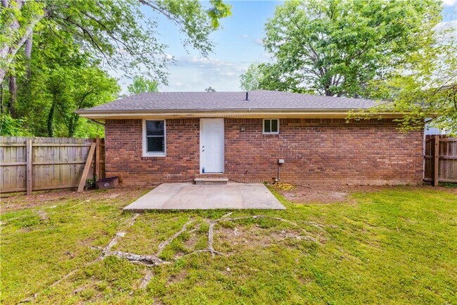 Building Photo - 834 Wilson Cir SW