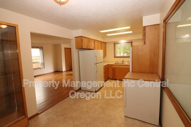 Building Photo - 1670 Yew St SE