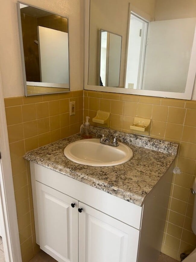 Building Photo - Well maintained 1/1 in a 55+ community