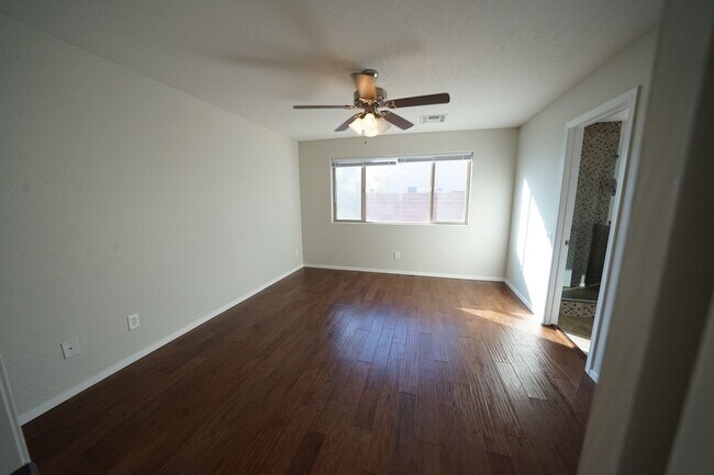 Building Photo - Showings Available NOW