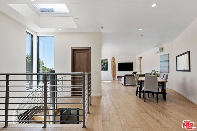 Building Photo - 3843 Rambla Pacifico St
