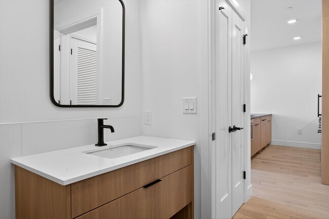 Building Photo - 139 Christopher Columbus Dr