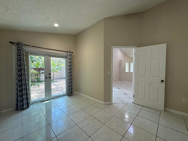 Building Photo - 1038 W Jasmine Ln