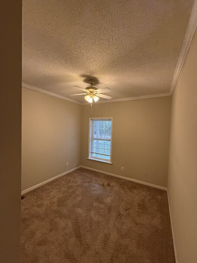 Building Photo - "Charming 4-Bedroom Sanctuary with 2 Full Baths in Beaufort – Spacious 2106 Sq Ft Haven!"
