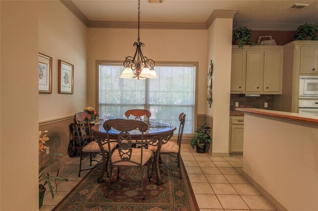 Building Photo - 2 Robin Trail