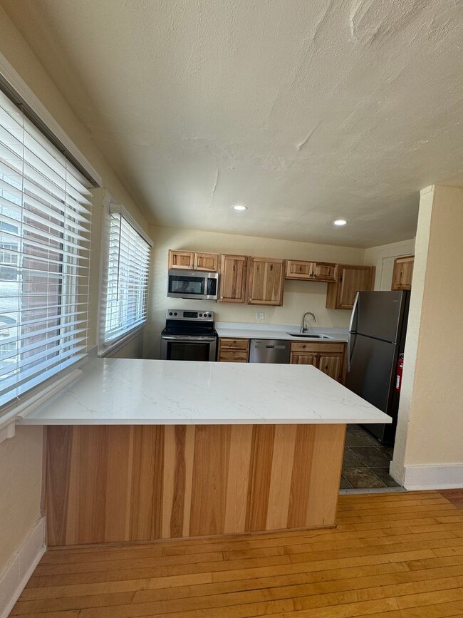 Building Photo - Fully updated 2 bedroom Apartment in the A...