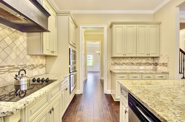 Building Photo - Spacious 4 Bed, 2.5 Bath Home in Desirable...