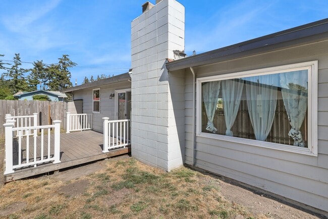 Building Photo - 3 Bed 1.5 Bath - Garage w/Storage - Pet Fr...
