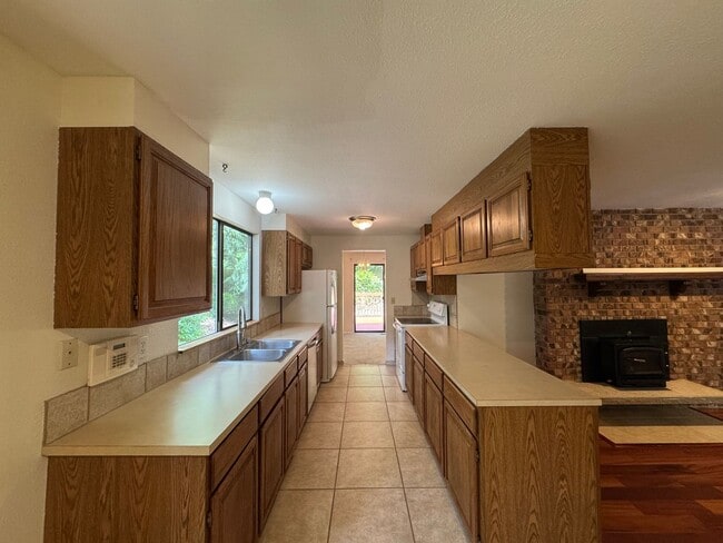 Building Photo - Tranquil 3 bedroom Rambler!!!