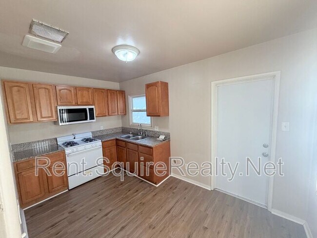 Building Photo - 902 N Angeleno Ave