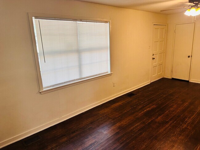 Building Photo - 3145 Woodview Dr