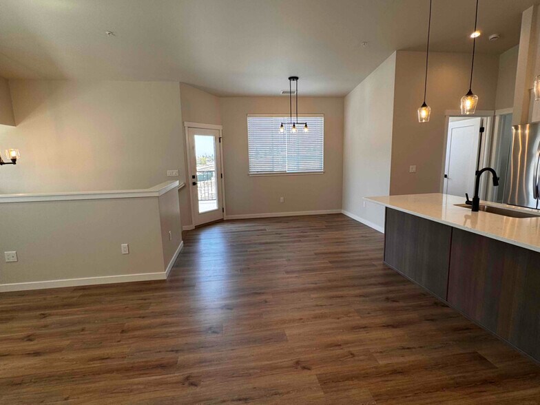 Building Photo - 896 E RR Ave