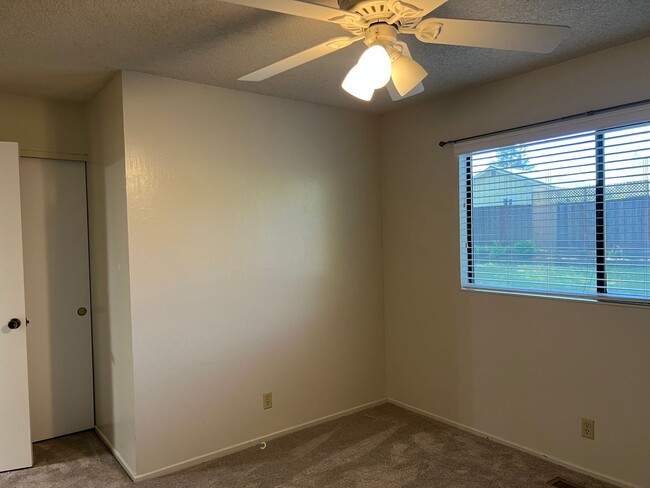 Building Photo - TENTATIVELY RENTED 4 Bedroom 2 Bathroom Si...