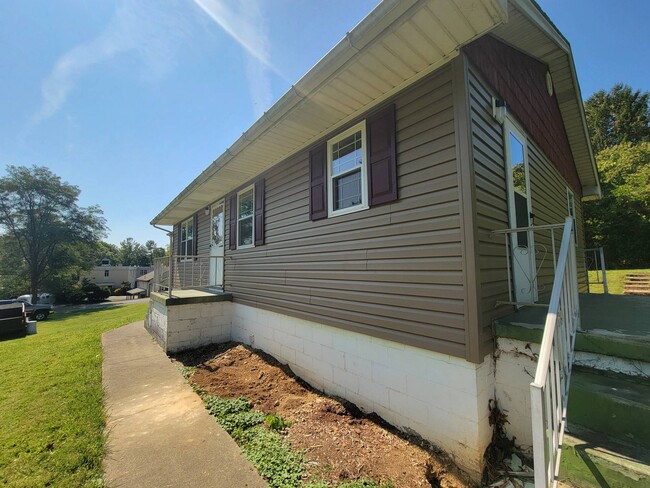 Building Photo - 209 Wayland St