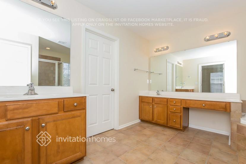 Building Photo - 9822 Edinburgh Ln