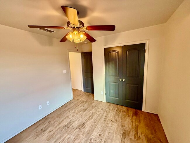 Building Photo - 909 Manchester Ct