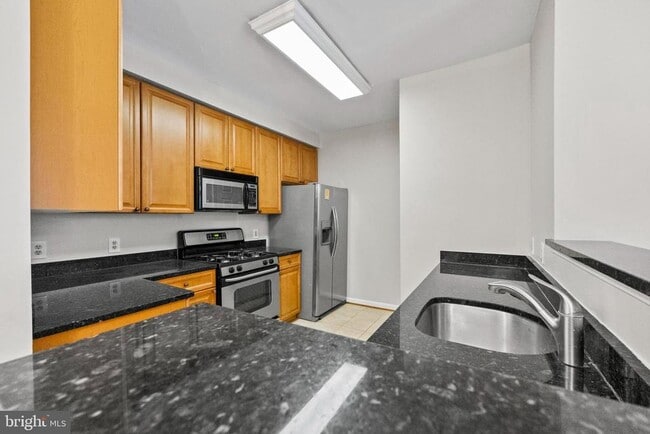Building Photo - 801 S Greenbrier St