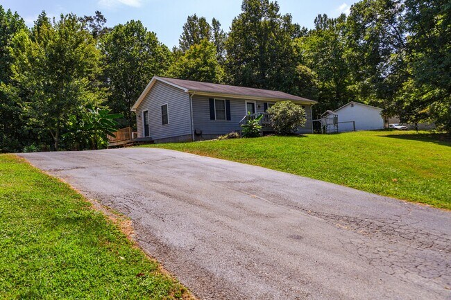 Building Photo - New Listing!