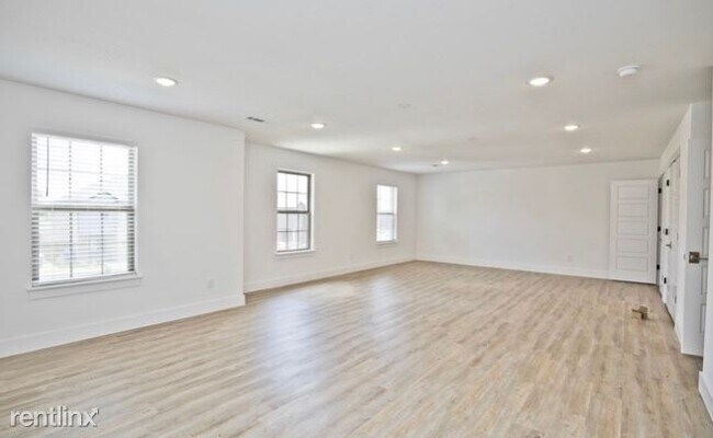 Building Photo - 4 br, 2.5 bath House - 2738 Livingston Square