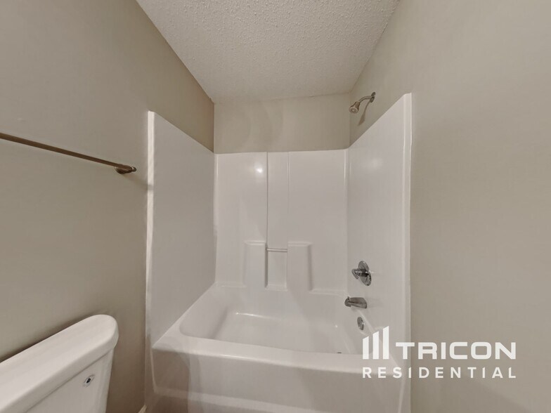Building Photo - 6231 Creekbrooke Ct