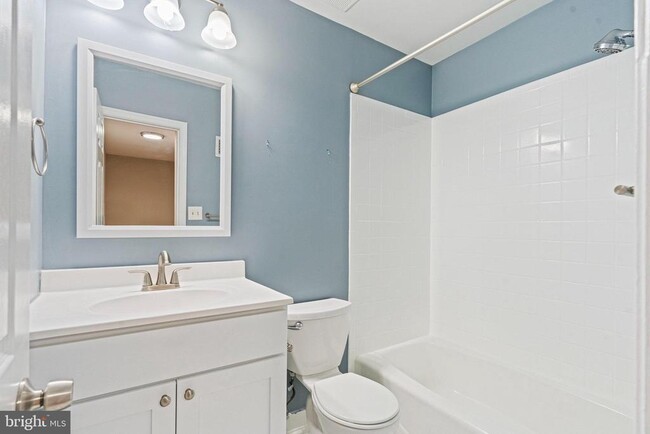 Building Photo - 6632 Green Ash Dr