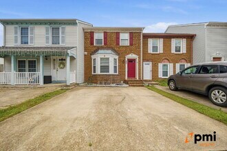 Building Photo - UPDATED 3 BEDROOM 2.5 BATH, FENCED YARD PETS ALLOWED