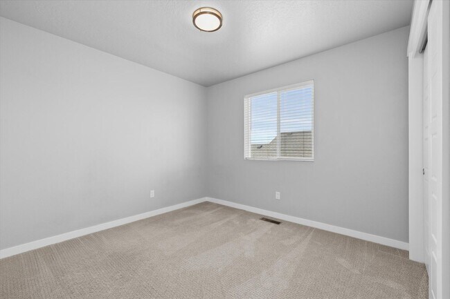 Building Photo - 3 bed, 3 bath with over 2000 sq ft!