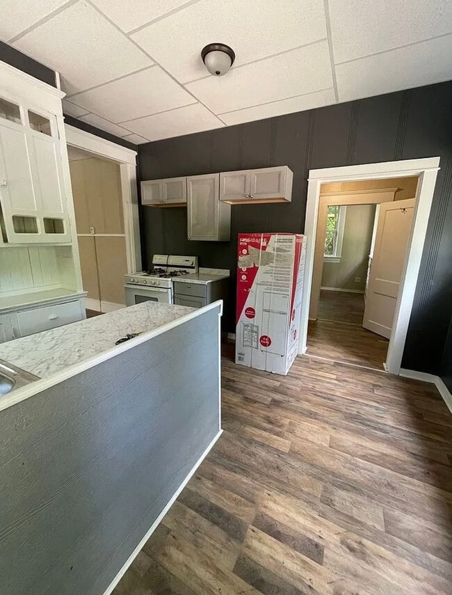 Building Photo - 1 Bdrm 1st Floor Unit