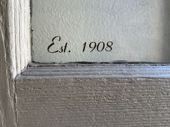 Building Photo - Charming One-Bedroom Apartment in Downtown Lancaster