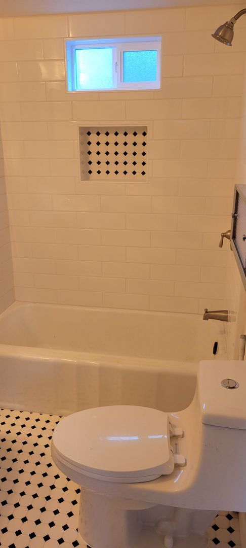 Building Photo - $1500 Cute 1 bedroom 1 bath unit above garage on quiet street