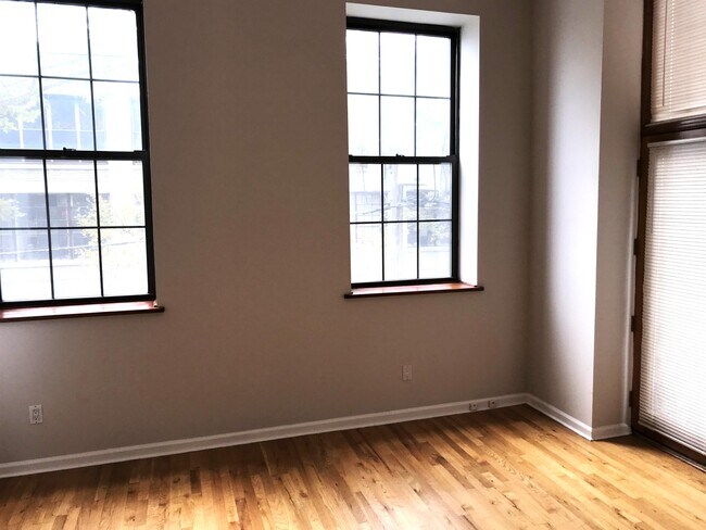 Building Photo - 1015 Grand St