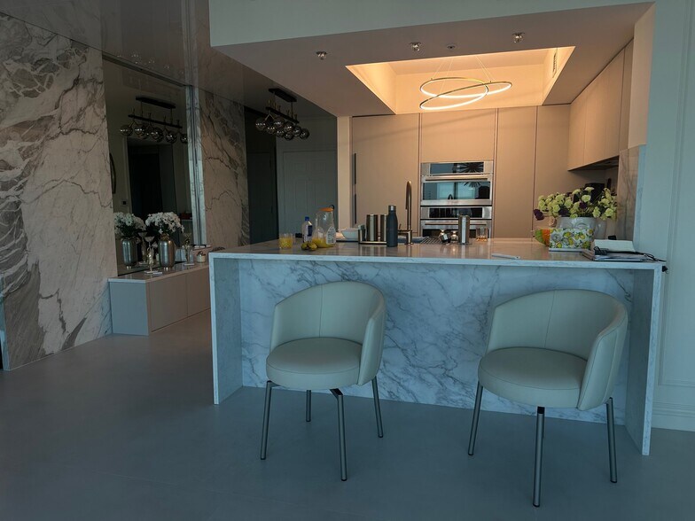 Building Photo - 16699 Collins Ave