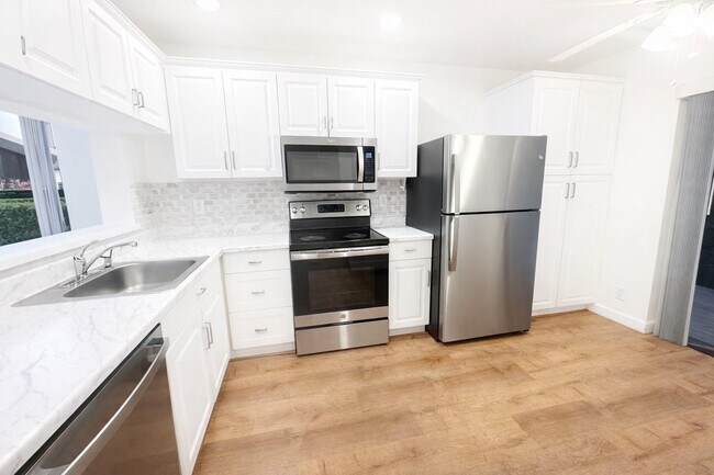 Building Photo - 3950 Cocoplum Cir