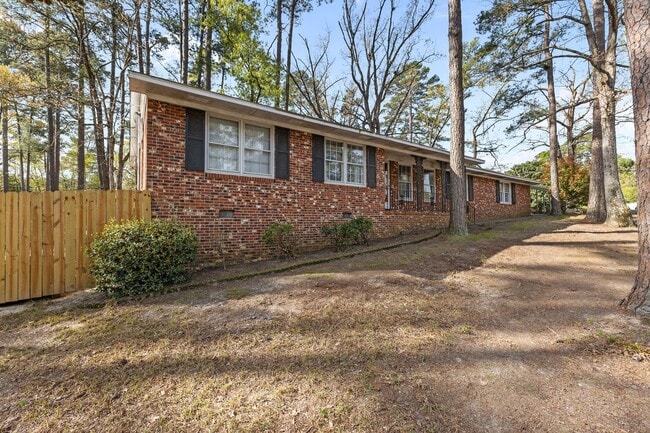 Building Photo - Beautifully Updated 4 Bed 3 Bath Home in Fayetteville