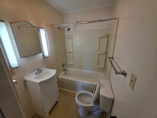 Building Photo - 515 Main St